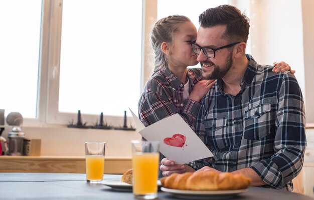 Padre e hija juntos en el desayuno