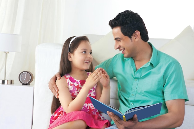 Padre e hija leyendo cuento