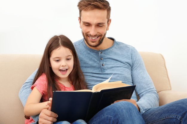 Padre e hija, libro de lectura, en, sofá