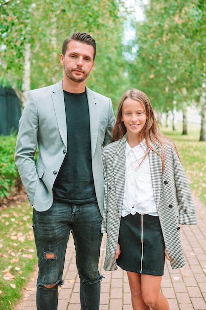 Padre e hija linda al aire libre en otoño