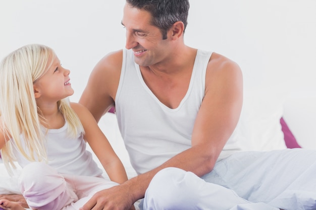 Padre e hija mirando el uno al otro