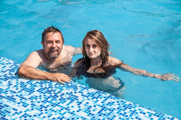 Padre e hija nadando en la caca