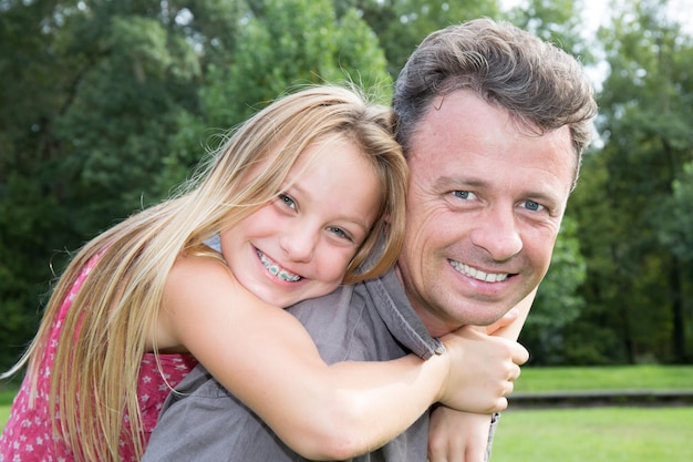 Padre e hija en la naturaleza divirtiéndose juntos verano