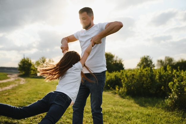 Padre e hija en la naturaleza