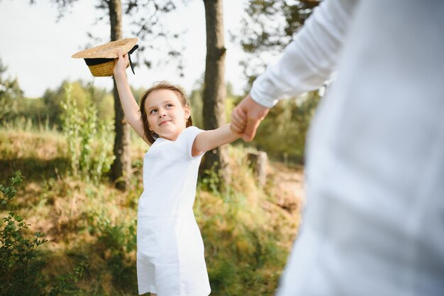 Padre e hija en la naturaleza