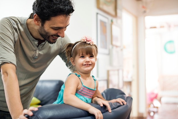 Padre e hija de ocio juntos.