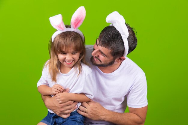 Padre e hija con orejas de conejo para publicidad de pascua