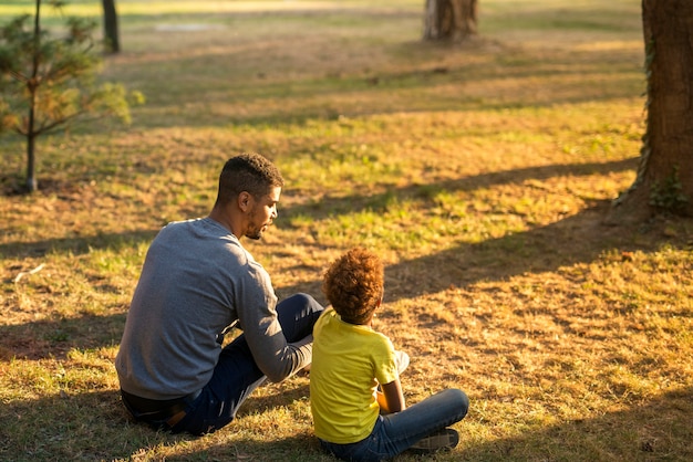 Foto padre e hija pasan tiempo juntos en el parque.