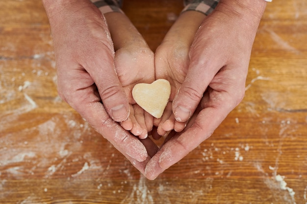 Foto padre e hija pequeña con galleta