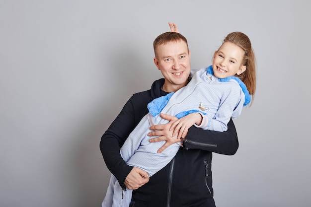 Padre e hija posando en ropa de moda