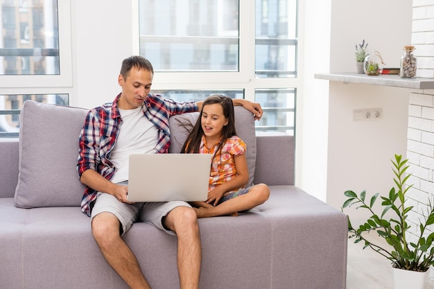 padre e hija, reír, en, computador portatil