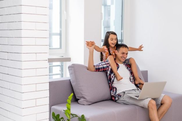 Foto padre e hija, reír, en, computador portatil