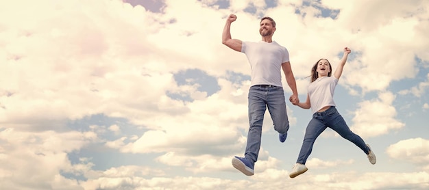 Padre e hija saltan en la pancarta del cielo con espacio de copia feliz padre e hija saltan en el cielo