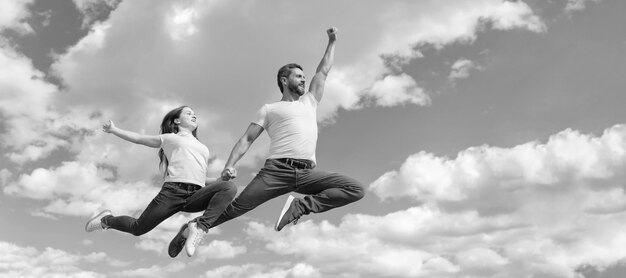 Padre e hija saltan en la pancarta del cielo con espacio de copia feliz padre e hija saltan en la familia del cielo