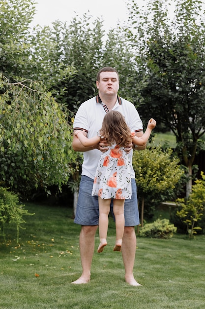 Padre e hija sanos jugando juntos