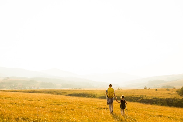 Padre e hija senderismo