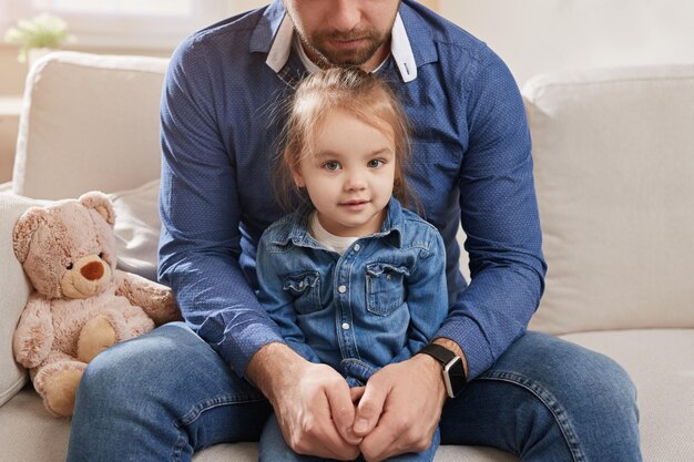 Padre e hija, sentar sofá