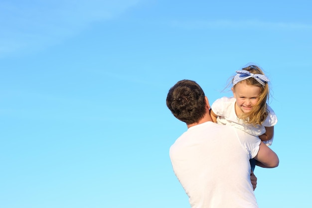 Padre e hija sobre el cielo azul en verano en el fondo de la naturaleza Viajes de fin de semana con pancarta de papá