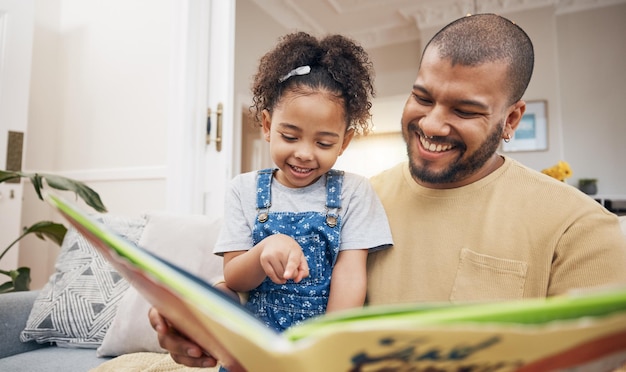 Padre e hija en el sofá juntos vinculación y amor en la narración de historias en la sala de estar con sonrisa felicidad padre e hijo leyendo historias en el sofa para la fantasía aprendizaje y educación en el hogar diversión