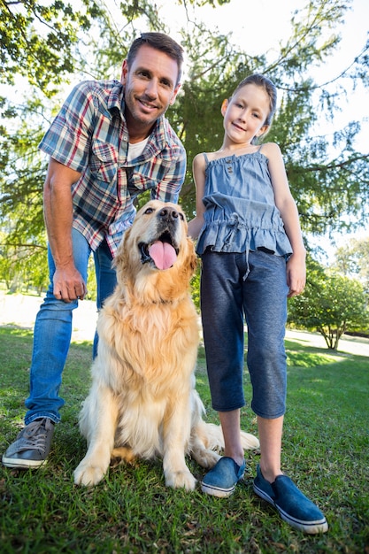 Padre e hija con su perro en el parque