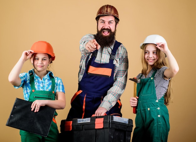 Padre e hija en el taller Trabajo en equipo familiar Reparación Reparador en uniforme Ingeniero Hombre barbudo con niñas asistente de trabajador de la construcción Constructor o carpintero Mecánico alegre