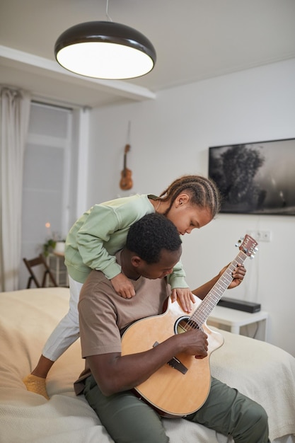 Padre e hija tocando la guitarra