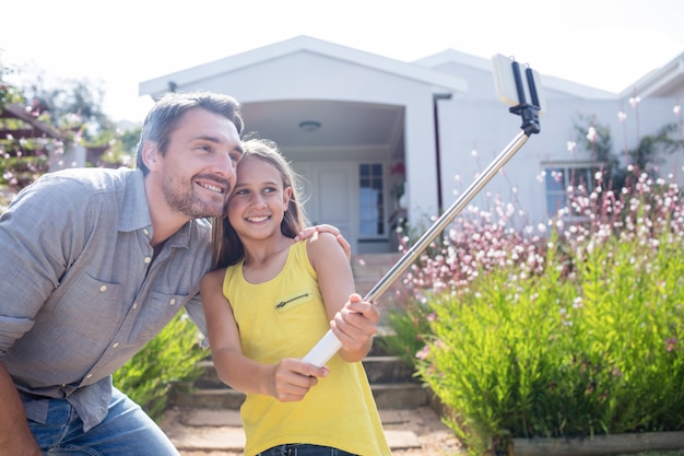 Padre e hija tomando una selfie con selfie stick