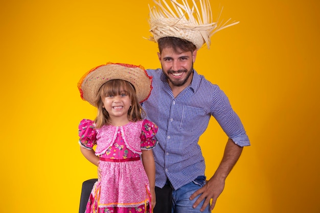 Padre e hija vestidos con ropa de fiesta de junio papá joven e hija pequeña listos para la fiesta de junio espacio de copia | Foto Premium Padre e hija vestidos con ropa de fiesta de junio papá joven e hija pequeña listos para la fiesta de junio espacio de copia | Foto Premium