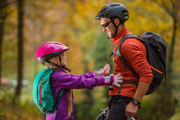 Foto padre e hija en viaje en bicicleta