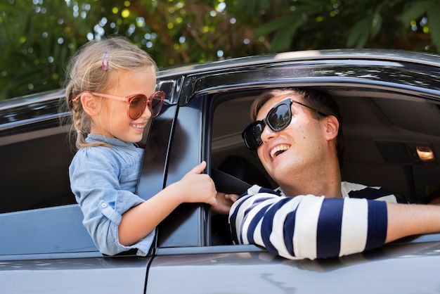 Padre e hija en un viaje por carretera