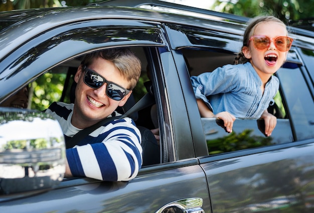 Padre e hija en un viaje por carretera