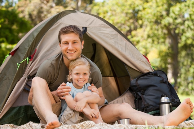 Padre e hijo acampar