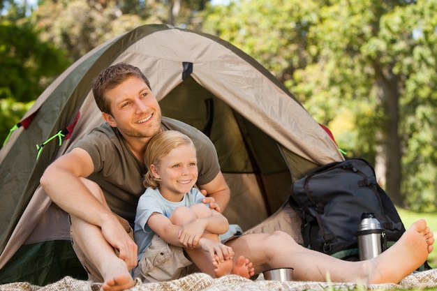 Padre e hijo acampar