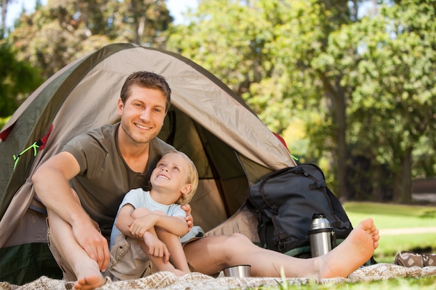 Padre e hijo acampar