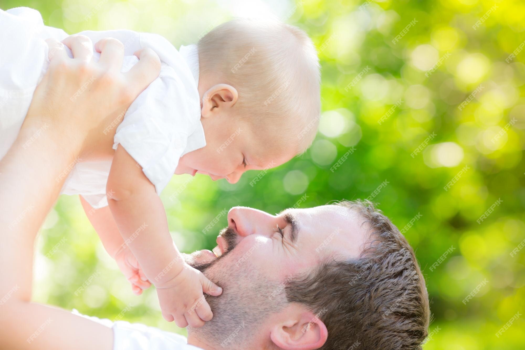 Padre e hijo al aire libre baby boy divirtiéndose con papá | Foto Premium