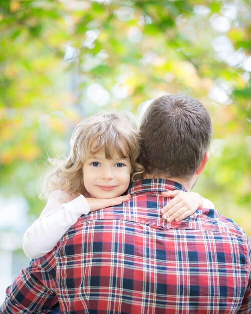 Padre e hijo al aire libre en el parque de la primavera