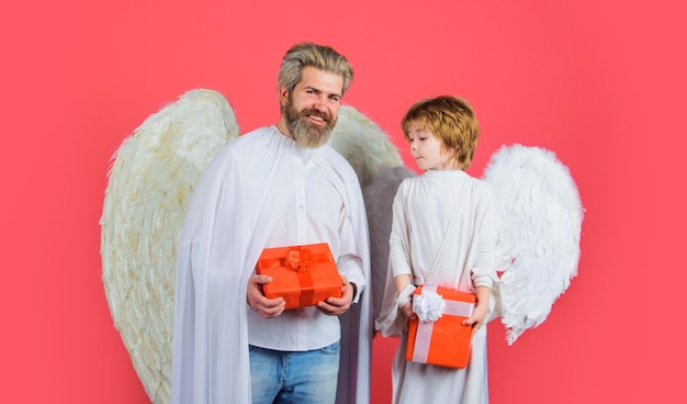 Padre e hijo en alas angelicales con regalo de san valentín cupido con regalo de san valentín felices fiestas