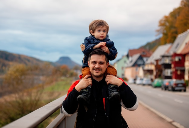 Padre e hijo, ambulante, amanecer, la calle