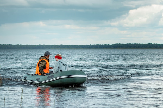 Padre e hijo andan en bote a motor por el lago.