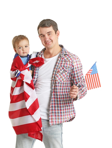 Padre e hijo con bandera americana aislado en blanco