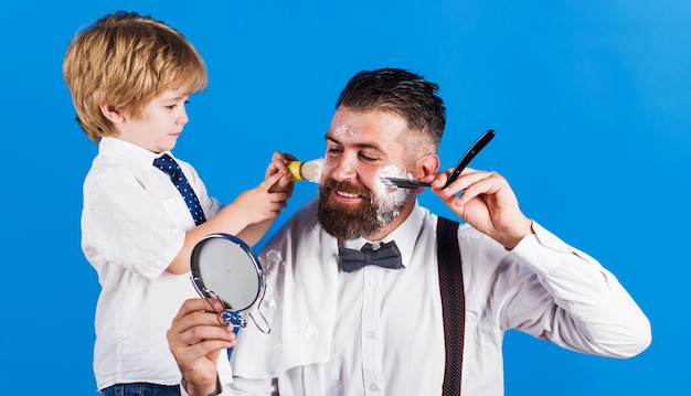 Padre e hijo en barbería cuidado de la barba peluquero y asistente de estilista personal de barbería para