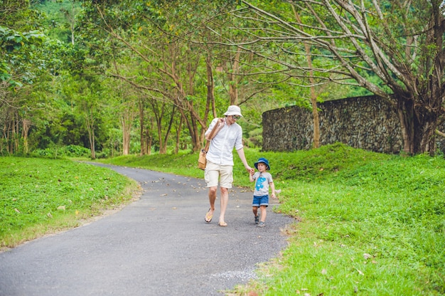 Padre e hijo caminando por la calle