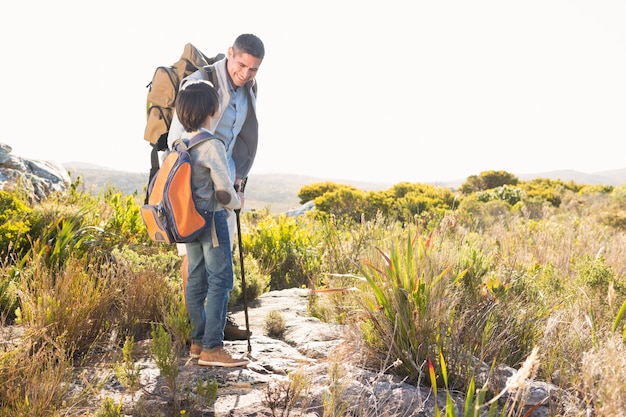 Padre e hijo caminando en las montañas