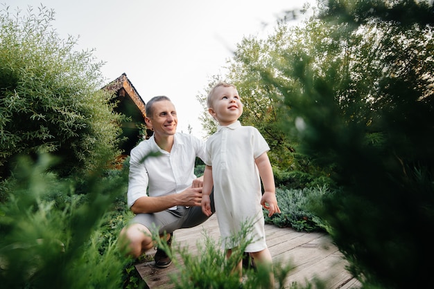 Padre e hijo caminando en el parque al atardecer. Felicidad. Amor