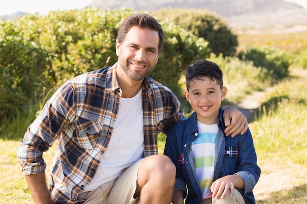 Foto padre e hijo en una caminata juntos