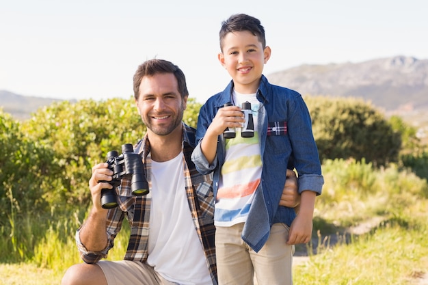 Foto padre e hijo en una caminata juntos