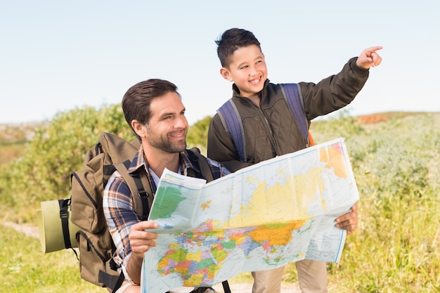 Padre e hijo en una caminata juntos