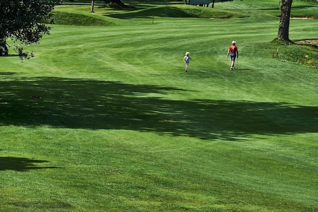 Padre e hijo en el campo de golf