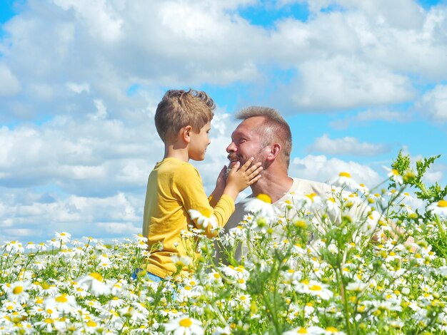 Padre e hijo en un campo de margaritas