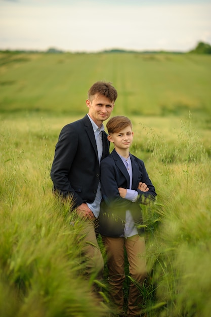 Padre e hijo en un campo de trigo verde